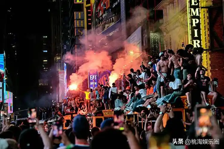 纽约体育双响炮：世界杯决赛圈撞上尼克斯夺冠百万人大巡游