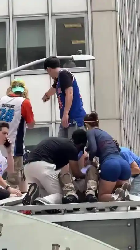 球场边惊现温情一幕：女球迷救助尼克斯球迷后遭多次亲吻